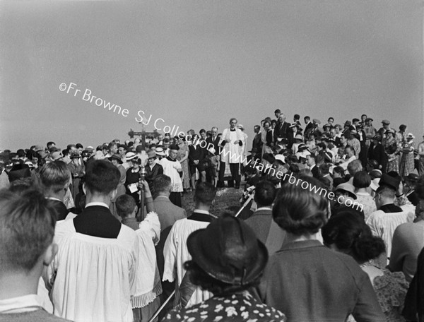 FR MARTIN D'ARCJ S.J. PREACHING TO PILGRIMS